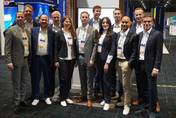 Groepsfoto van BPM Company medewerkers voor hun booth op PegaWorld 